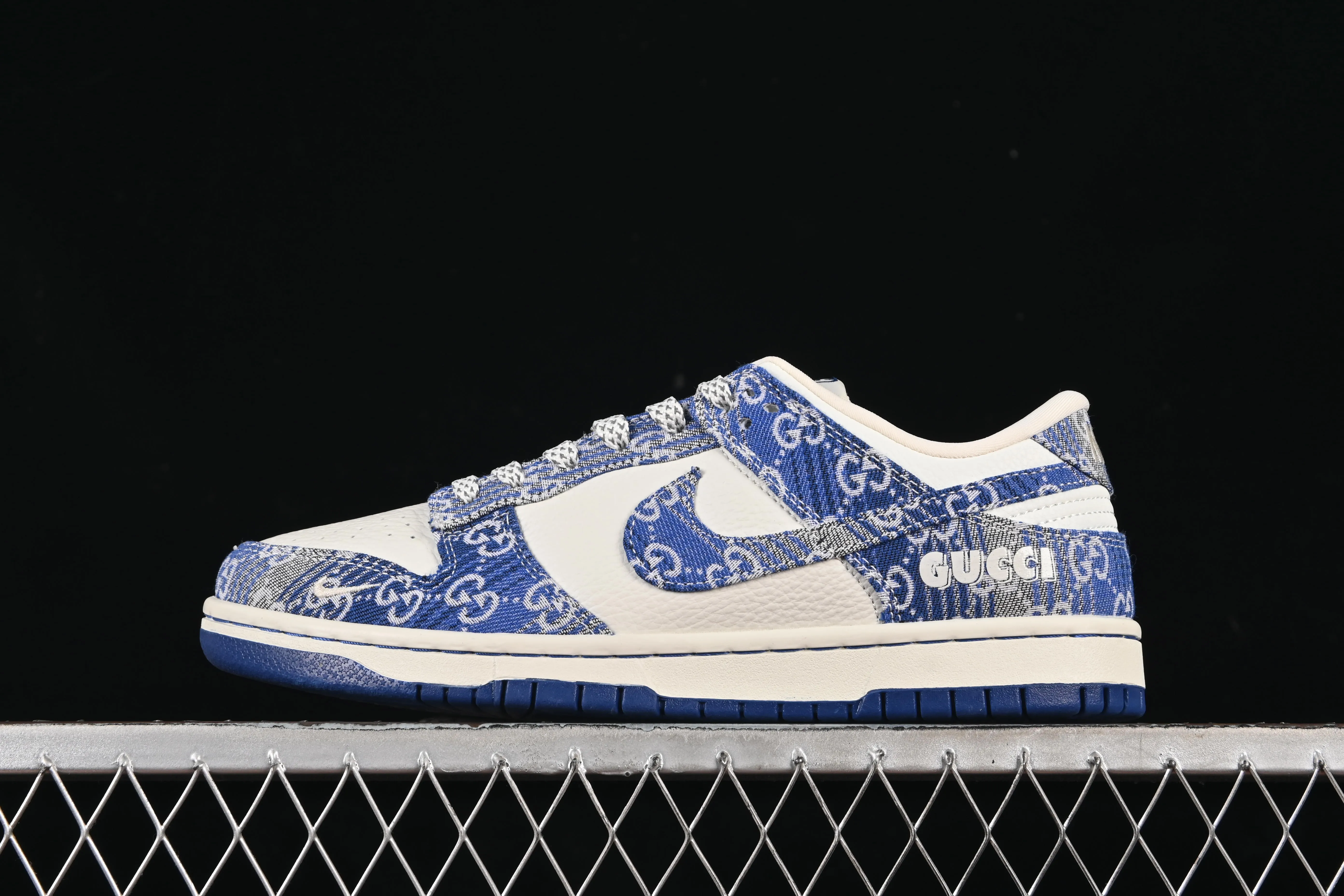 All categories Nk SB Dunk Series Nk SB Dunk Low High-end customized low-top sneakers Nike SB Dunk Low Gucci co-branded Gray and blue denim Anniversary high-end customized low-top casual sneakers SC9207-419